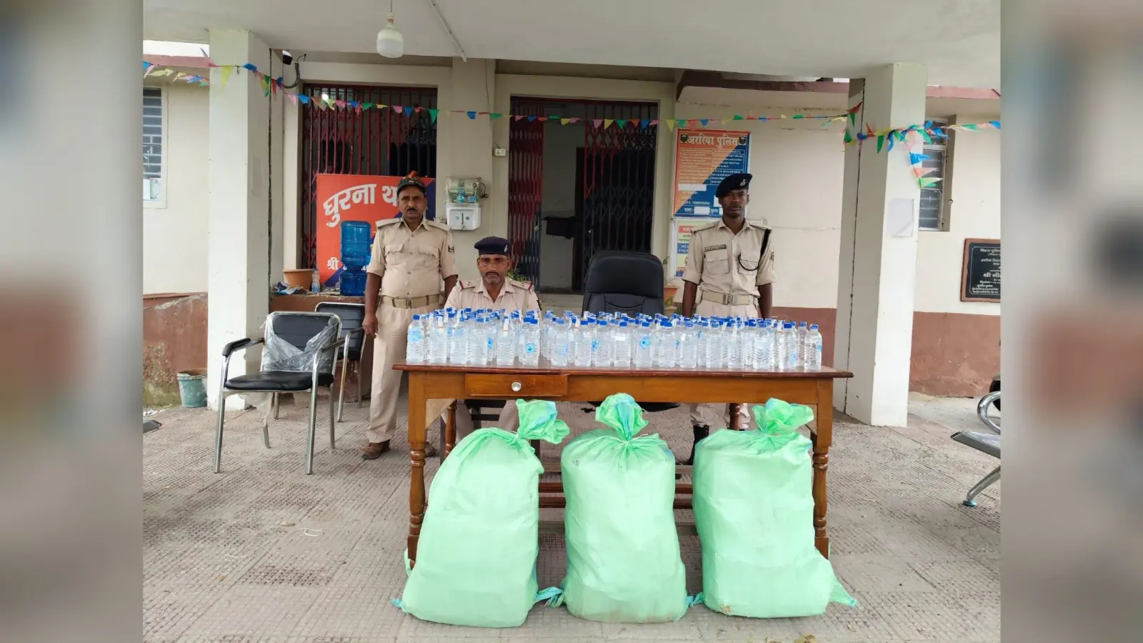 भारत-नेपाल बॉर्डर के पास घूरना पुलिस की बड़ी कार्रवाई, 135 लीटर नेपाली शराब बरामद, तस्कर फरार